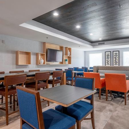 Holiday Inn Express Hotel & Suites Petersburg/Dinwiddie By Ihg Exterior photo