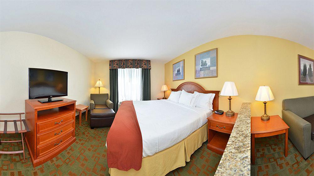 Holiday Inn Express Hotel & Suites Petersburg/Dinwiddie By Ihg Exterior photo