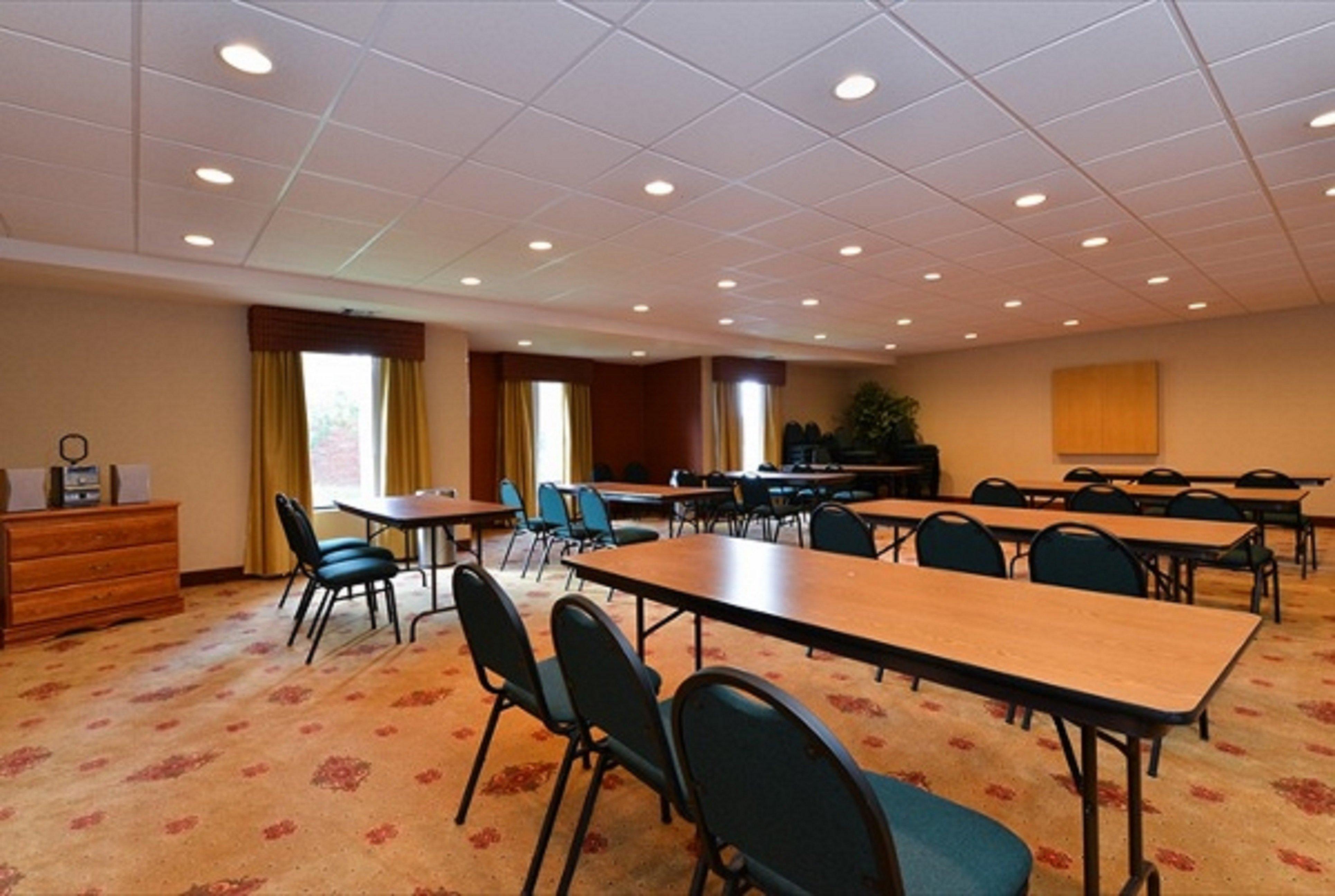 Holiday Inn Express Hotel & Suites Petersburg/Dinwiddie By Ihg Exterior photo